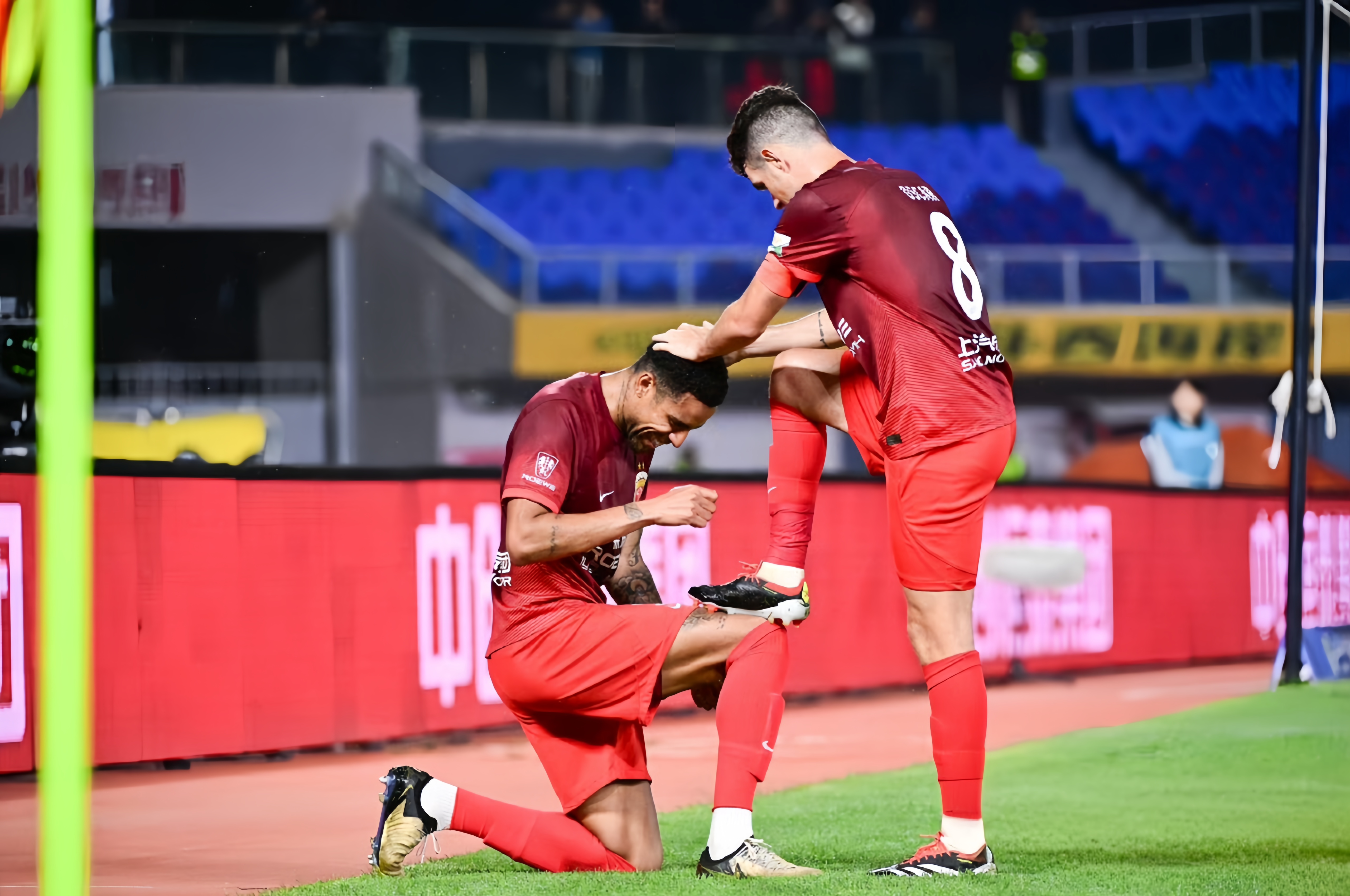 西汉姆赛后门线救险,志在亚冠名次提升,气氛紧张,年轻球员得到机会 西汉姆赛后门线救险,志在亚冠名次提升,气氛紧张,年轻球员得到机会